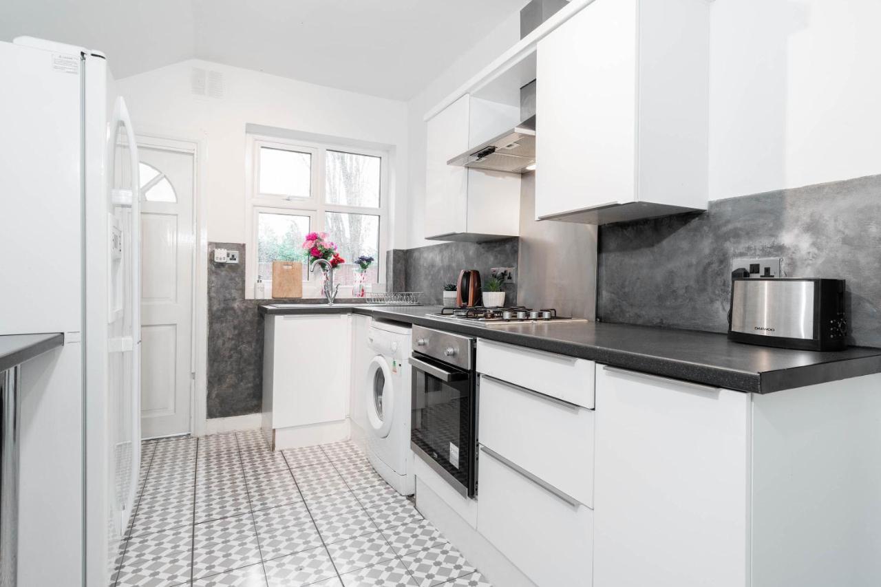 5 Bedroom House - 11 Guests - Garden - Wifi - Smart Tv - Top Rated - Large Driveway 4 Multiple Vehicles - Perfect For Contractors Birmingham Exterior photo